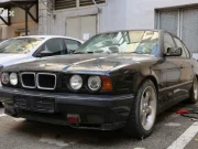 Pogledajte BMW koji je koristio Alija Izetbegović; direktor BH Pošte tvrdi da ga muzej i fondacija nisu željeli