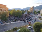 Pogledajte kako su se hiljade Mostaraca oprostile od Halida Bešlića