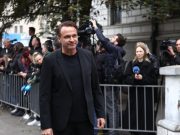 ENIS BEŠLAGIĆ, ZABRANJENI HUMANISTA I HUMORISTA: Kako je televizijski portir Šemso “spašavao obraz Sarajeva” na dolasku Pape i odlasku Halida