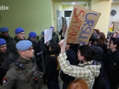 Građani pokušali nasilno ući u zgradu Vlade KS, policija ih spriječila: “Neka izađe Uk, nećemo mu ništa”