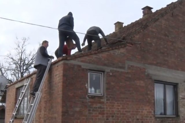 Policajci-pomogli-koleginici-da-doceka-zimu-u-toplijem-domu