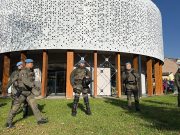 Uk pod pratnjom policije izašao na stražnji izlaz pa “pobjegao” demonstrantima