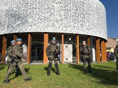 Uk pod pratnjom policije izašao na stražnji izlaz pa “pobjegao” demonstrantima