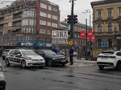 Državljanin Hrvatske BMW-om blokirao tramvajski saobraćaj u Sarajevu kako bi otišao u džamiju: Kažnjen sa 400 KM