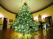 Melania Trump Okitila Bijelu Kuću za Božić: Dekoracija Uz Fotografiju Donalda Trumpa