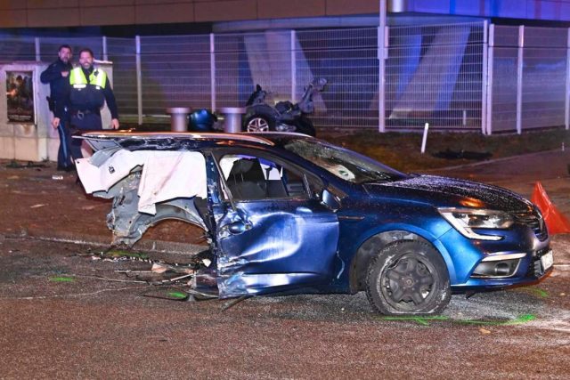 40647302-in-muenchen-ist-es-am-spaeten-samstagabend-zu-einem-verheerenden-unfall-zwischen-einem-porsche-und-einem-renault-gekommen-zwei-renault-insassen-PIBG