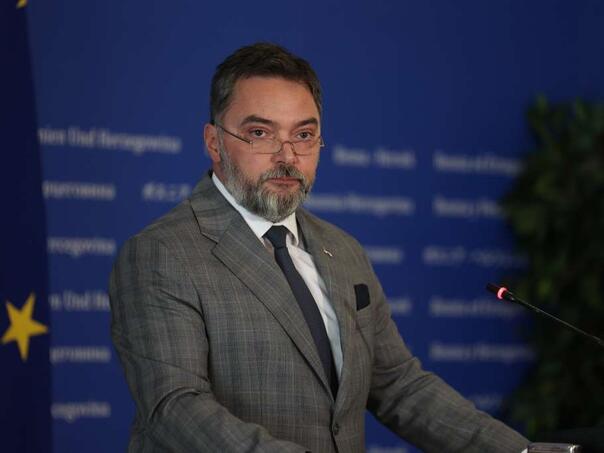 kosarac-oduzima-dozvolu-za-proizvodnju-bh-dronova-u-bnt-u-kosarac-2_695b8f4db0b91