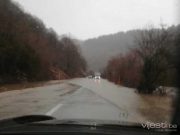 Saobraćaj prekinut: Rijeka Zalomka izlila se na put Gacko – Nevesinje