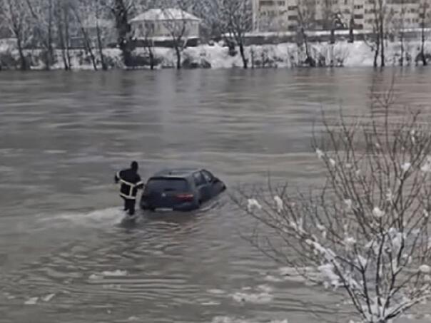 vatrogasac-sjeo-u-golfa-i-izvukao-automobil-iz-vode-drina_695cd6c603e20