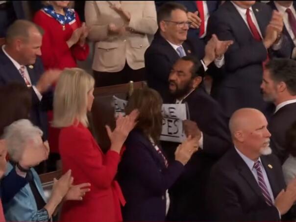 haos-u-sali-tokom-trumpovog-govora-crnci-nisu-majmuni-dizajn-bez-naslova-23-_699e954314bba