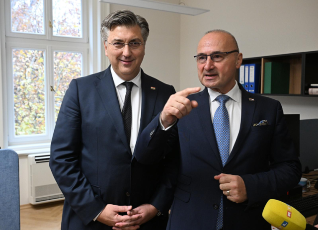 270c5652-7d8d-4208-8eb8-d51e3c03c105 (1)