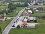 Snimak iz zraka / Ovo je kuća u Kiseljaku u kojoj se desilo stravično ubistvo, muškarac presudio punici i ranio suprugu