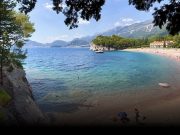 ŽENA NA PLAŽI U CRNOJ GORI IZNENADILA SVE: Ne kupa se, SVI GLEDAJU ŠTA DRŽI U RUKAMA – “ovo je kraj svijeta”
