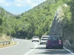 Video sa više od 20 hiljada lajkova: Golf 4 “puca”, a policija vozi ispred njega (VIDEO)